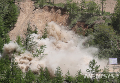 【서울=뉴시스】사진공동취재단 = 지난 5월24일 북한 핵무기연구소 관계자들이 함경북도 길주군 풍계리 핵실험장 폐쇄를 위한 폭파 작업을 했다. 2번 갱도 폭파 후 옆 관측소 건물도 폭파되면서 연기와 함께 잔해물이 날리고 있다. 2018.10.08 photo@newsis.com