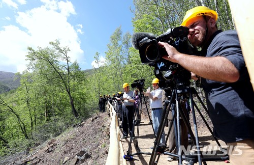 【서울=뉴시스】사진공동취재단 = 24일 북한 핵무기연구소 관계자들이 함경북도 길주군 풍계리 핵실험장 폐쇄를 위한 폭파 작업을 했다.&nbsp; 5개국 국제기자단이 관람대에 올라 폭파 현장을 지켜보고 있다. 2018.05.25.&nbsp; photo@newsis.com 