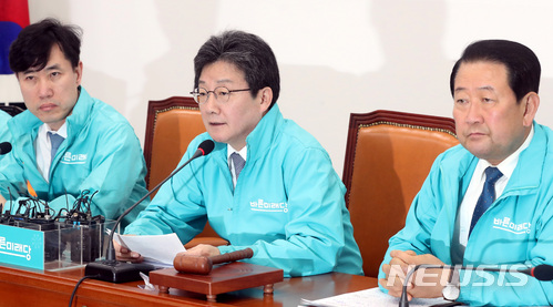 【서울=뉴시스】박영태 기자 = 25일 오전 서울 영등포구 여의도 국회에서 열린 바른미래당 제44차 최고위원회의에서 유승민 공동대표가 모두발언을 하고 있다. 2018.05.25. since1999@newsis.com