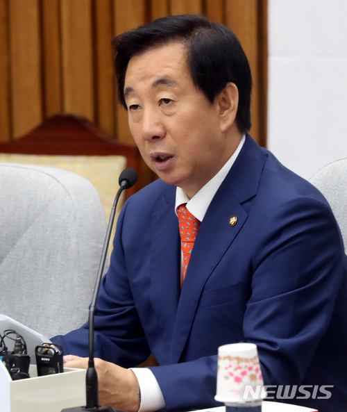 【서울=뉴시스】박영태 기자 = 25일 오전 서울 영등포구 여의도 국회에서 열린 자유한국당 원내대책회의에서 김성태 원내대표가 모두발언을 하고 있다. 2018.05.25.since1999@newsis.com