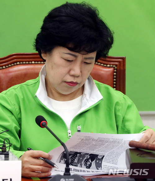 【서울=뉴시스】박영태 기자 = 25일 오전 서울 영등포구 여의도 국회에서 열린 민주평화당 긴급 중앙선거대책위원회 회의에서 조배숙 대표가 스크랩된 조간신문을 보고 있다. 2018.05.25. since1999@newsis.com