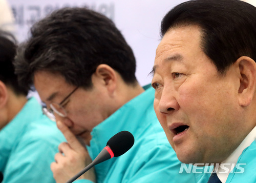 【서울=뉴시스】박영태 기자 = 25일 오전 서울 영등포구 여의도 국회에서 열린 바른미래당 제44차 최고위원회의에서 박주선 공동대표가 모두발언을 하고 있다. 왼쪽은 유승민 공동대표. 2018.05.25. since1999@newsis.com