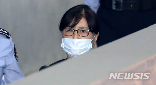 【서울=뉴시스】 추상철 기자 = 최순실씨가 지난달 25일 서울 서초구 서울중앙지법에서 열린 항소심 9차 공판에 출석하기 위해 법정으로 향하고 있다. 2018.05.25. scchoo@newsis.com