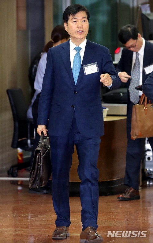 【서울=뉴시스】조성봉 기자 = 김태한 삼성바이오로직스 대표이사가 25일 오전 서울 종로구 세종로 정부서울청사 금융위원회에서 열린 ‘삼성바이오로직스의 분식회계’ 관련 감리위원회에 참석하고 있다. 2018.05.25.suncho21@newsis.com