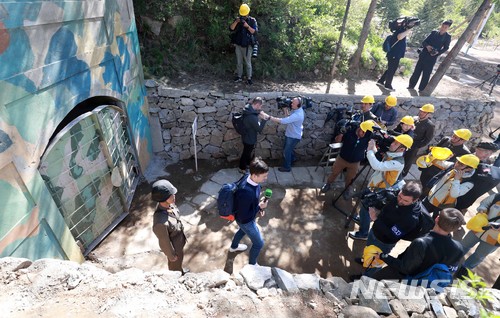 【서울=뉴시스】 사진공동취재단 = 24일 북한 핵무기연구소 관계자들이 함경북도 길주군 풍계리 핵실험장 폐쇄를 위한 폭파 작업을 했다. 5개국 국제기자단이 2번갱도 입구에서 취재하고 있다. 2018.05.25. photo@newsis.com