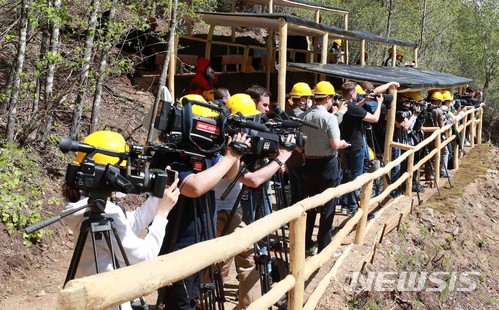 【서울=뉴시스】 사진공동취재단 = 24일 북한 핵무기연구소 관계자들이 함경북도 길주군 풍계리 핵실험장 폐쇄를 위한 폭파 작업을 했다. 5개국 국제기자단이 관람대에서 3번갱도 폭파 장면을 취재하고 있다. 2018.05.25. photo@newsis.com