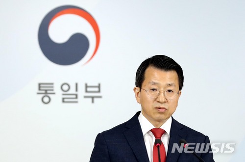 【서울=뉴시스】조성봉 기자 = 도널드 트럼프 미국 대통령이 김정은 북한 국무위원장과의&nbsp; 북미 정상회담을 취소한 가운데 25일 오전 서울 종로구 세종로 정부서울청사 합동브리핑실에서 열린 정례브리핑에서 백태현 통일부 대변인이 취재진의 질문에 답변하고 있다.&nbsp; 2018.05.25.suncho21@newsis.com