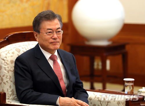 【서울=뉴시스】전진환 기자 = 문재인 대통령이 25일 오전 청와대 본관 접견실에서 김용 세계은행 총재를 접견, 인사말을 듣고 있다. 2018.05.25.&nbsp; amin2@newsis.com