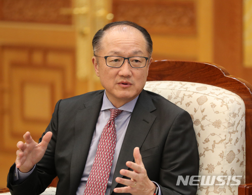 【서울=뉴시스】전진환 기자 = 김용 세계은행 총재가 25일 오전 청와대 본관 접견실에서 문재인 대통령을 예방, 인사말을 하고 있다. 2018.05.25. amin2@newsis.com