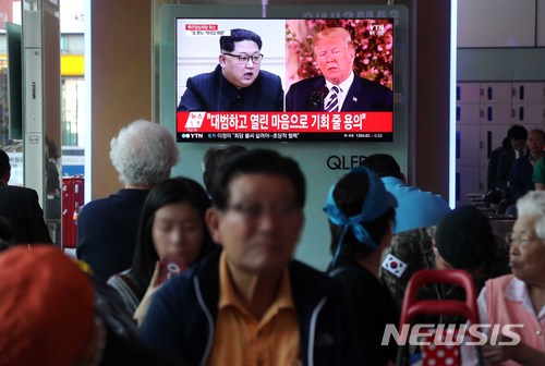 【서울=뉴시스】박진희 기자 = 25일 오전 서울 용산구 서울역 대합실에서 시민들이 북한 풍계리 핵실험장 폐기와 6·12 싱가포르 북미회담 취소 등 관련 뉴스속보를 보고 있다. 2018.05.25. pak7130@newsis.com