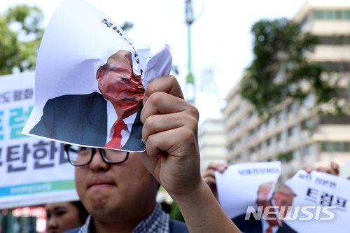 美대사관 앞 '트럼프 조롱·규탄' 봇물…"초대형 사기극"