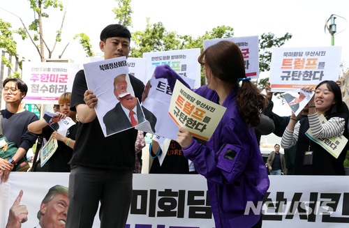 【서울=뉴시스】조성봉 기자 = 도널드 트럼프 미국 대통령이 김정은 북한 국무위원장과의 북미 정상회담을 취소한 가운데 25일 오전 서울 종로구 주한미국대사관 인근에서 열린 '북미회담 무산시킨 트럼프 규탄 기자회견'에서 한국대학생진보연합 소속 대학생들이 얼굴 사진을 찢고 있다. 2018.05.25.suncho21@newsis.com