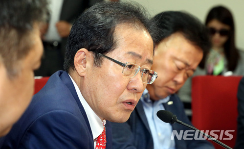 【서울=뉴시스】박영태 기자 = 홍준표 자유한국당 대표가 25일 오전 서울 영등포구 여의도 자유한국당 당사에서 진행된 6.13 제7회 동시지방선거 소상공인 정책제안 전달식에서 모두발언을 하고 있다. 2018.05.25. since1999@newsis.com