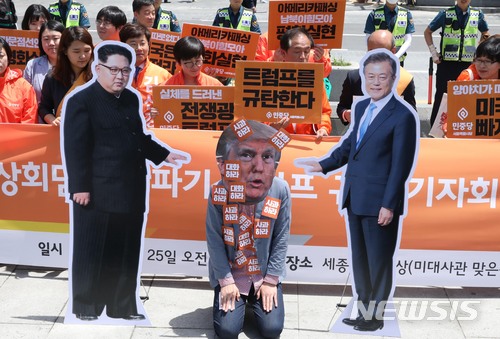【서울=뉴시스】조성봉 기자 = 25일 오전 서울 종로구 주한미국대사관 인근에서 열린 북미정상회담 일방 파기 트럼프 규탄 기자회견에서 민중당 당원들이 트럼프 미 대통령을 규탄하는 퍼포먼스를 하고 있다. 2018.05.25.suncho21@newsis.com