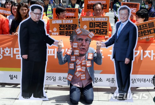 【서울=뉴시스】조성봉 기자 = 25일 오전 서울 종로구 주한미국대사관 인근에서 열린 북미정상회담 일방 파기 트럼프 규탄 기자회견에서 민중당 당원들이&nbsp; 트럼프 미 대통령을 규탄하는 퍼포먼스를 하고 있다.&nbsp; 2018.05.25.suncho21@newsis.com