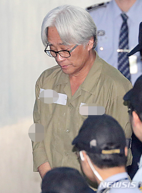 【서울=뉴시스】 추상철 기자 = 연극단원들을 상대로 상습 성폭력을 저지른 혐의를 받고 있는 이윤택 전 연희단거리패 예술감독이 25일 오후 서울 서초구 서울중앙지방법원에서 2차공판에 출석하기 위해 호송차서 내려 법정으로 향하고 있다. 2018.05.25. scchoo@newsis.com