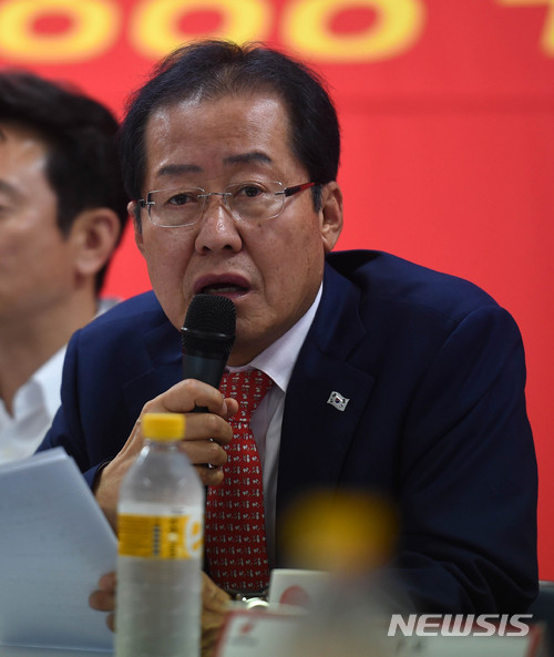 【수원=뉴시스】이정선 기자 = 홍준표 자유한국당 대표가 25일 오후 경기 수원 팔달 정미경 수원시장 후보 캠프에서 열린 현장 선거대책위원회 회의에서 모두발언을 하고 있다. 2018.05.25.&nbsp; ppljs@newsis.com