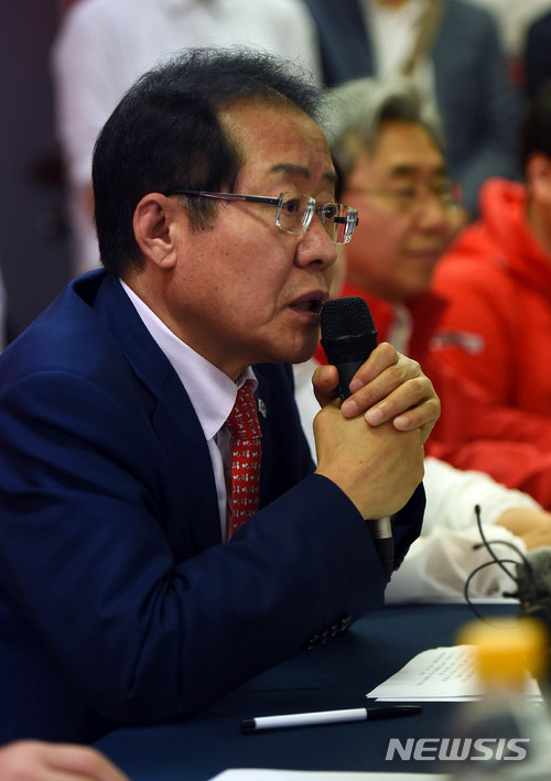 【수원=뉴시스】이정선 기자 = 홍준표 자유한국당 대표가 25일 오후 경기 수원 팔달 정미경 수원시장 후보 캠프에서 열린 현장 선거대책위원회 회의에서 모두발언을 하고 있다. 2018.05.25. ppljs@newsis.com