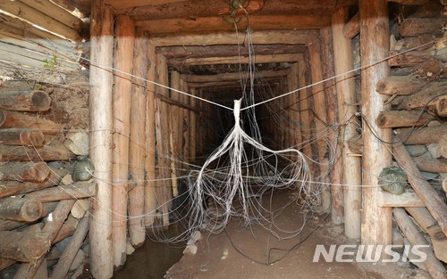 【서울=뉴시스】사진공동취재단 = ﻿올리 하이노넨 전 국제원자력기구(IAEA) 사무차장이 풍계리 핵실험장의 핵실험 관련 세부사항 신고 필요성을 강조했다고 자유아시아방송(RFA)이 14일(현지시간) 보도했다. 사진은 폭파 전 풍계리 핵실험장 4번 갱도 내부 모습. 2018.12.15.