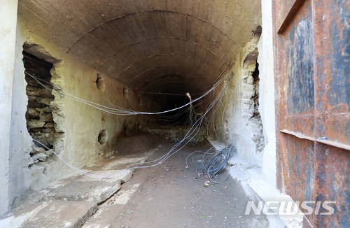 【서울=뉴시스】 사진공동취재단 = 24일 북한 핵무기연구소 관계자들이 함경북도 길주군 풍계리 핵실험장 폐쇄를 위한 폭파작업을 했다. 사진은 폭파 전 3번갱도. 2018.05.25. photo@newsis.com