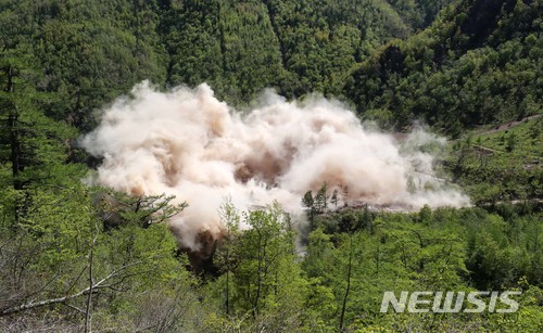【서울=뉴시스】 사진공동취재단 = 24일 북한 핵무기연구소 관계자들이 함경북도 길주군 풍계리 핵실험장 폐쇄를 위한 폭파작업을 했다. 풍계리 핵실험 관리 지휘소시설 폭파순간 목조 건물들이 폭파 되며 산산이 부숴지고 있다. 이날 관리 지휘소시설 7개동을 폭파했다. 북한 핵무기연구소 관계자들은 '4번갱도는 가장 강력한 핵실험을 위해 준비했다'고 설명했다. 2018.05.25. photo@newsis.com북한 핵무기연구소 관계자들은 '4번갱도는 가장 강력한 핵실험을 위해 준비했다'고 설명했다.(사진공동취재단)2018.5.25/뉴스1