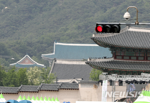 【서울=뉴시스】 야권이 문재인 대통령의 '협치 내각' 구상에 미온적 반응을 보이는 가운데 청와대는 24일 야권 의원 입각이 쉬운 문제는 아니라고 밝혔다.  사진은 광화문광장에서 바라본 청와대. 신호등에 빨간불이 켜저 있다. (사진=뉴시스 자료사진) 2018.07.24. amin2@newsis.com