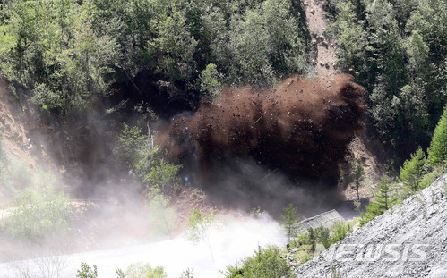 【서울=뉴시스】사진공동취재단 = 24일 북한 핵무기연구소 관계자들이 함경북도 길주군 풍계리 핵실험장 폐쇄를 위한 폭파작업을 했다. 2018.05.26. photo@newsis.com