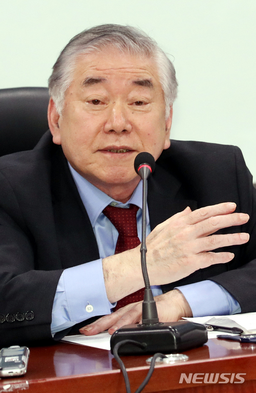 【서울=뉴시스】이종철 기자&nbsp; = 문정인 연세대 명예특임교수가&nbsp; 25일 오후 서울 여의도 국회 의원회관에서 열린 남북정상회담과 한반도의 미래:남북정상회담의 결과 분석과 남.북.미 관계의 모색 세미나에 참석, 강연을 하고 있다. 2018.05.25.&nbsp; jc4321@newsis.com