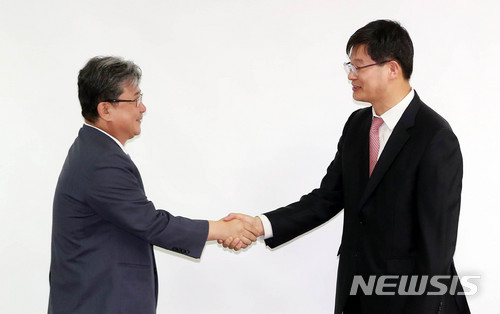 【서울=뉴시스】 추상철 기자 = 대한의사협회와 보건복지부간의 1차 의정 대화가 열린 25일 오후 서울 용산 어린이집안전공제회에서 강대식(왼쪽) 부산의사회장과 이기일 보건의료정책관이 회의에 앞서 인사하고 있다. 2018.05.25. scchoo@newsis.com