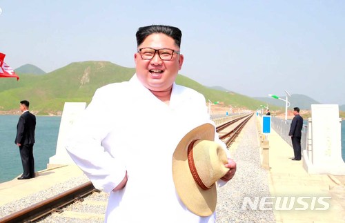 【서울=뉴시스】김정은 북한 국무위원장 겸 조선노동당 위원장이 고암-답촌 철길 완공 현장을 시찰했다고 조선중앙TV가 25일 보도했다. 2018.05.25. (사진=조선중앙TV 캡처)&nbsp; photo@newsis.com 