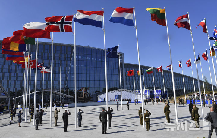 [브뤼셀=AP/뉴시스]﻿﻿북대서양조약기구(NATO·나토)가 인공지능(AI)을 활용한 자동화 방어체계를 구축해 러시아와 접경한 유럽 국경 방어를 강화할 계획인 것으로 알려졌다. 사진은 벨기에 브뤼셀에서 북대서양조약기구(NATO·나토) 회원국 국기. 2026.01.25