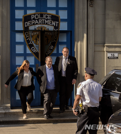 【뉴욕=AP/뉴시스】 미 거물 영화제작자 하비 와인스타인이 25일 강간 등 여러 건의 성범죄 혐의를 받고 경찰서에 자진출두한 뒤 정식 체포돼 법정으로 호송되고 있다. 뉴욕시경의 제1지구 맨해튼 경찰서에서 뒤로 수갑이 채워진 와인스타인은 인근 주 맨해튼 법원으로 이송돼 판사 앞에서 검찰의 기소 내용에 대한 범죄인정 여부를 답하게 된다. 구속 혹은 보석 결정이 내려진다. 2018. 5, 25.