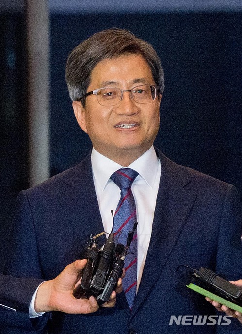 【서울=뉴시스】김선웅 기자 = 김명수 대법원장이 25일 오후 서울 서초구 대법원에서 사법행정권 남용의혹 관련 특별조사단 회의를 마친 후 퇴근길에 오르고 있다. 2018.05.25. mangusta@newsis.com