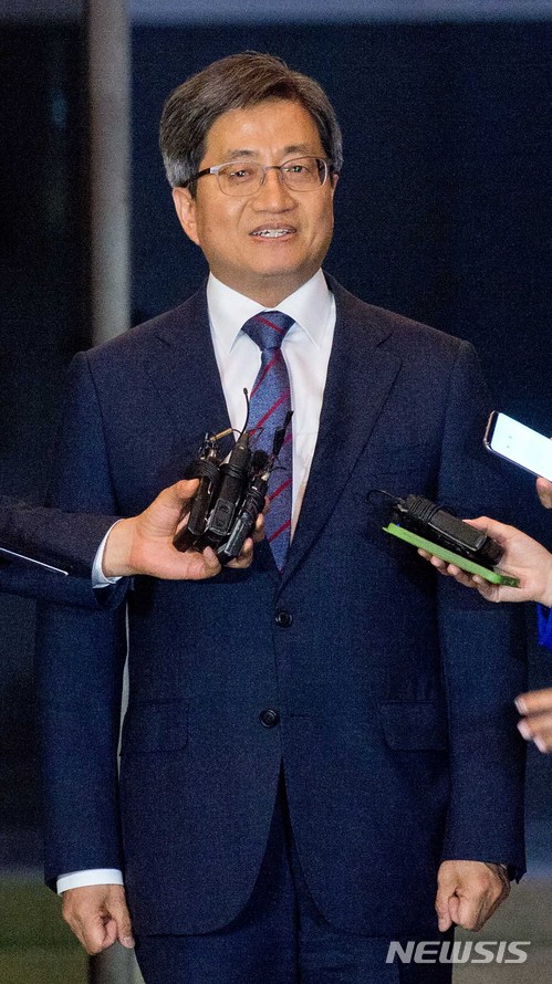 【서울=뉴시스】김선웅 기자 = 김명수 대법원장이 25일 오후 서울 서초구 대법원에서 사법행정권 남용의혹 관련 특별조사단 회의를 마친 후 퇴근길에 오르고 있다. 2018.05.25. mangusta@newsis.com