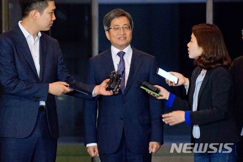 【서울=뉴시스】김선웅 기자 = 김명수 대법원장이 지난 25일 오후 서울 서초구 대법원에서 사법행정권 남용의혹 관련 특별조사단 회의를 마친 후 퇴근길에 오르고 있다. 2018.05.25. mangusta@newsis.com