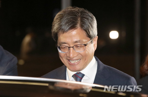 【서울=뉴시스】김선웅 기자 = 김명수 대법원장이 지난 25일 오후 서울 서초구 대법원에서 사법행정권 남용의혹 관련 특별조사단 회의를 마친 후 퇴근길에 오르고 있다. 2018.05.25. mangusta@newsis.com