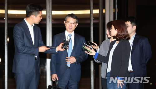 【서울=뉴시스】김선웅 기자 = 안철상 법원행정처장(사법행정권 남용 의혹 관련 특별조사단장)이 25일 오후 서울 서초구 대법원에서 사법행정권 남용의혹 관련 특별조사단 회의를 마친 후 퇴근길에 오르고 있다. 2018.05.25.&nbsp; mangusta@newsis.com