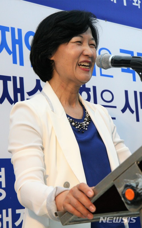 【춘천=뉴시스】조명규 기자 = 더불어민주당 추미애 대표가 26일 오후 강원 춘천시 운교동 팔호광장 메사시티빌딩 이재수 춘천시장 후보 선거사무소 개소식에 참석해 축하인사를 하고 있다.2018.05.26 mkcho@newsis.com