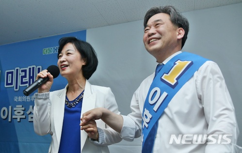 【제천=뉴시스】강신욱 기자 = 26일 더불어민주당 추미애 대표가 충북 제천·단양 국회의원 재선거에 출마한 이후삼 후보 선거사무소 개소식에 참석해 이 후보 당선을 위한 성원을 당부하고 있다. 2018.05.26. photo@newsis.com 