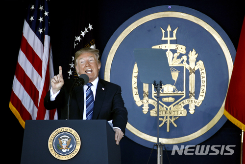 【아나폴리스(메릴랜드주)=AP/뉴시스】도널드 트럼프 미국 대통령이 25일(현지시간) 오전 미 메릴랜드 주 아나폴리스에 위치한 해군 사관학교 졸업식에서 연설하고 있다. 2018.05.26. 