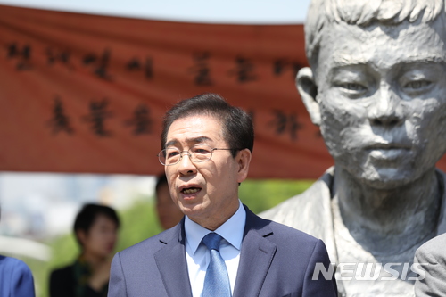 【서울=뉴시스】임태훈 기자 = 박원순 더불어민주당 서울시장 후보가 26일 오전 서울 종로구 청계천 전태일 동상 앞에서 노동정책공약 발표 기자회견을 하고 있다. 2018.05.26.(사진=박원순 후보 캠프 제공)photo@newsis.com