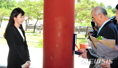 【광주=뉴시스】변재훈 기자 = 26일 오전 광주 북구 운정동 국립5·18민주묘지 역사의문에서 들불열사기념사업회 주관 제13회 들불상 시상식이 열린 가운데 서지현 창원지방검찰청 통영지청 검사가 상을 받고 있다. 2018.05.26 wisdom21@newsis.com