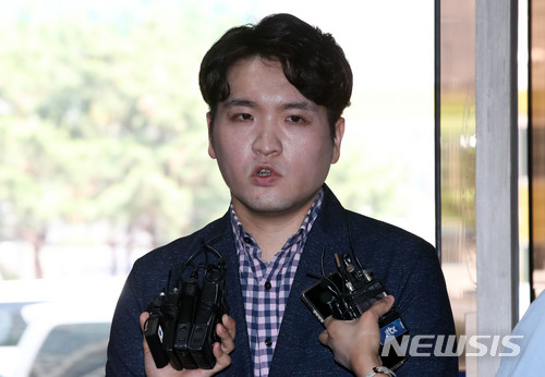 【서울=뉴시스】김선웅 기자 = 유튜버 양예원 씨에 대한 스튜디오 사진 유출 및 성추행 의혹과 관련해 온라인 삭제대행 업체 박형진 대표가 26일 오후 서울 마포구 마포경찰서에 참고인 신분으로 출석하며 노출사진 삭제 후 수익을 올렸다는 의혹에 대해 해명하고 있다. 2018.05.26. mangusta@newsis.com