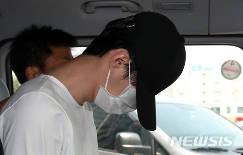 【서울=뉴시스】김선웅 기자 = 유튜버 양예원 씨에 대한 신체노출 스튜디오 사진을 음란물 사이트에 재유포한 혐의로 구속영장이 청구된 강 모씨가 26일 오후 영장실질심사를 받기 위해 서울 마포구 마포경찰서에서 나와 서울서부지검으로 향하고 있다. 2018.05.26.&nbsp; mangusta@newsis.com 