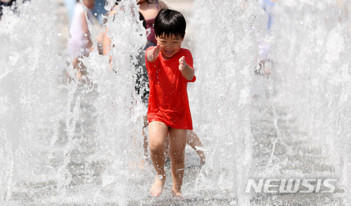 '덥다 더워'…전북지역 낮 최고기온 32.6도 기록