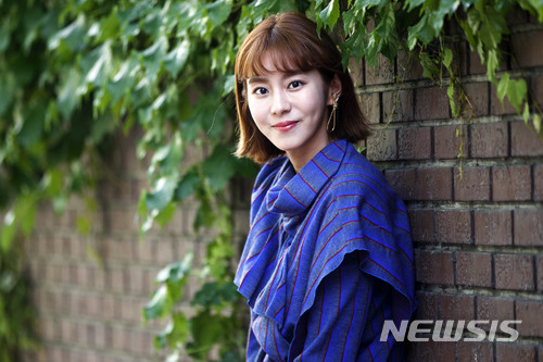 【서울=뉴시스】김선웅 기자 = MBC 드라마 '데릴남편 오작두'에 출연한 배우 유이가 지난 24일 서울 강남구의 한 카페에서 뉴시스와 인터뷰를 마친 후 포즈를 취하고 있다. 2018.05.26. mangusta@newsis.com