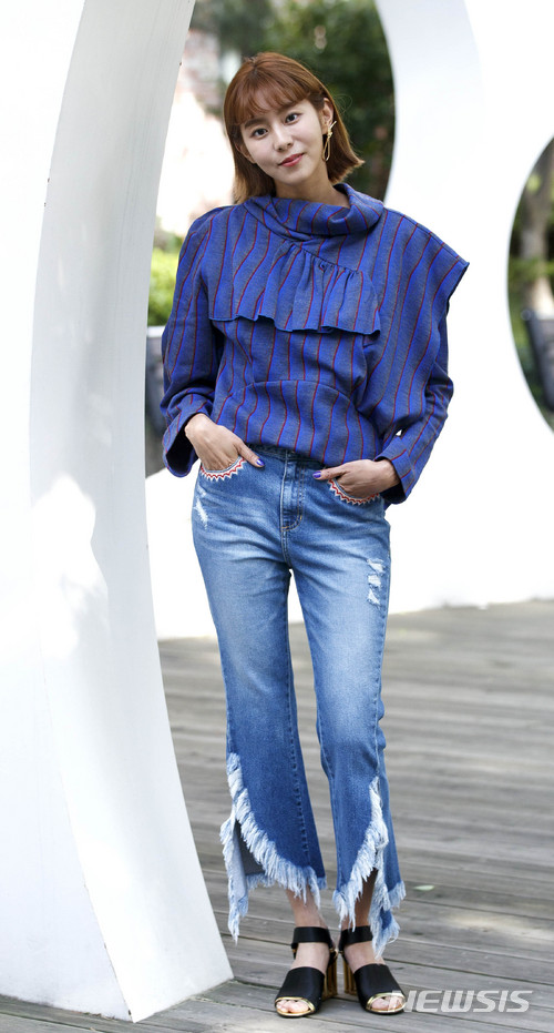 【서울=뉴시스】김선웅 기자 = MBC 드라마 '데릴남편 오작두'에 출연한 배우 유이가 지난 24일 서울 강남구의 한 카페에서 뉴시스와 인터뷰를 마친 후 포즈를 취하고 있다. 2018.05.26. mangusta@newsis.com