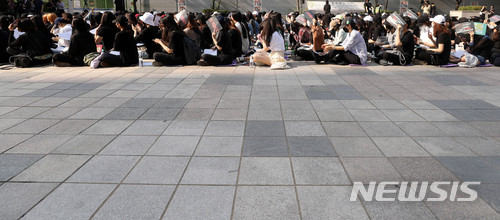 【서울=뉴시스】추상철 기자 = 26일 오후 서울 중구 청계천 한빛광장에서 온라인 카페 회원 중심으로 모인 여성들이 '홍익대 몰카 사건'과 관련 검찰과 경찰이 편파수사를 하고 있다고 주장하며 규탄시위를 하고 있다. 2018.05.26. scchoo@newsis.com