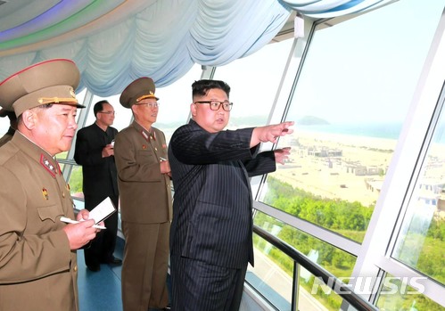 【서울=뉴시스】김정은 북한 국무위원장 겸 조선노동당 위원장이 원산 갈마 해안관광지구 건설현장을 시찰했다고 조선중앙TV가 지난 5월26일 보도했다. 2018.05.26. (사진=조선중앙TV 캡처) photo@newsis.com