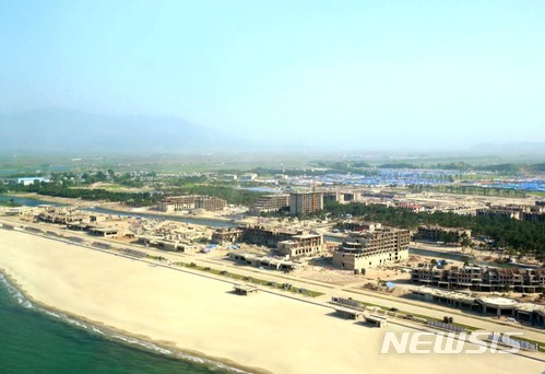 【서울=뉴시스】김정은 북한 국무위원장 겸 조선노동당 위원장이 원산 갈마 해안관광지구 건설현장을 시찰했다고 조선중앙TV가 26일 보도했다. 사진은 공사가 진행 중인 갈마 해안관광지구의 모습. 2018.05.26. (사진=조선중앙TV 캡처) photo@newsis.com